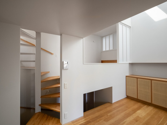 狭小地でも連続性で広さを感じる３階建ての家 moderne-salle-a-manger