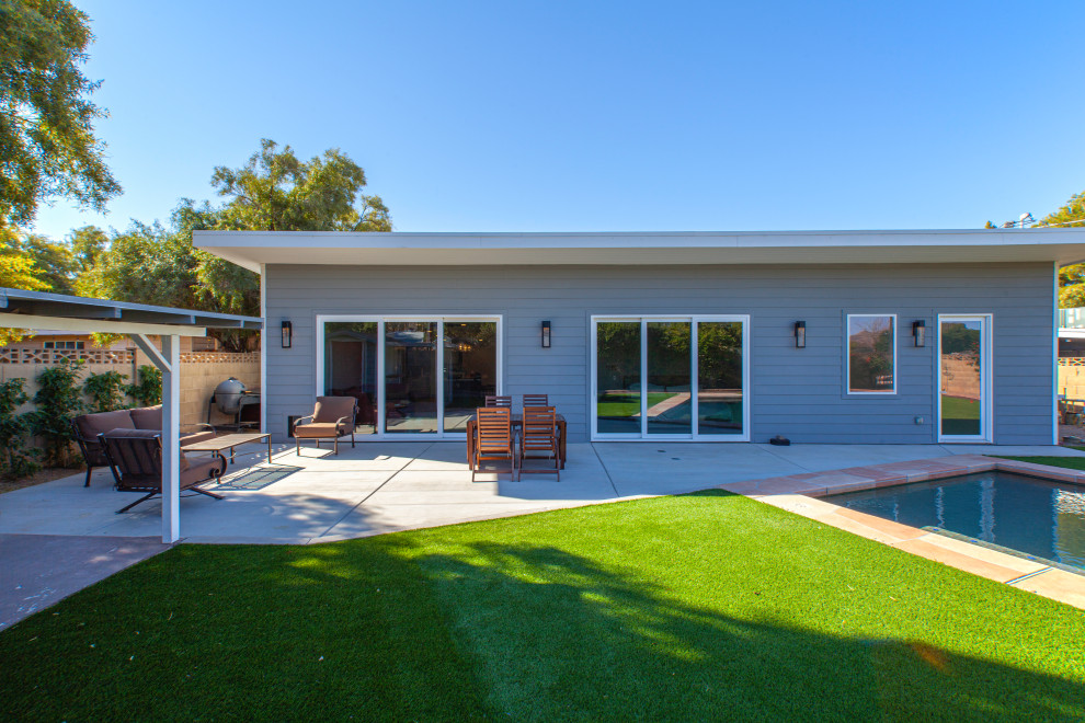 Свежая идея для дизайна: двор среднего размера на заднем дворе в стиле ретро с покрытием из бетонных плит и навесом - отличное фото интерьера