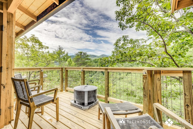 Treehouses rustic-balcony
