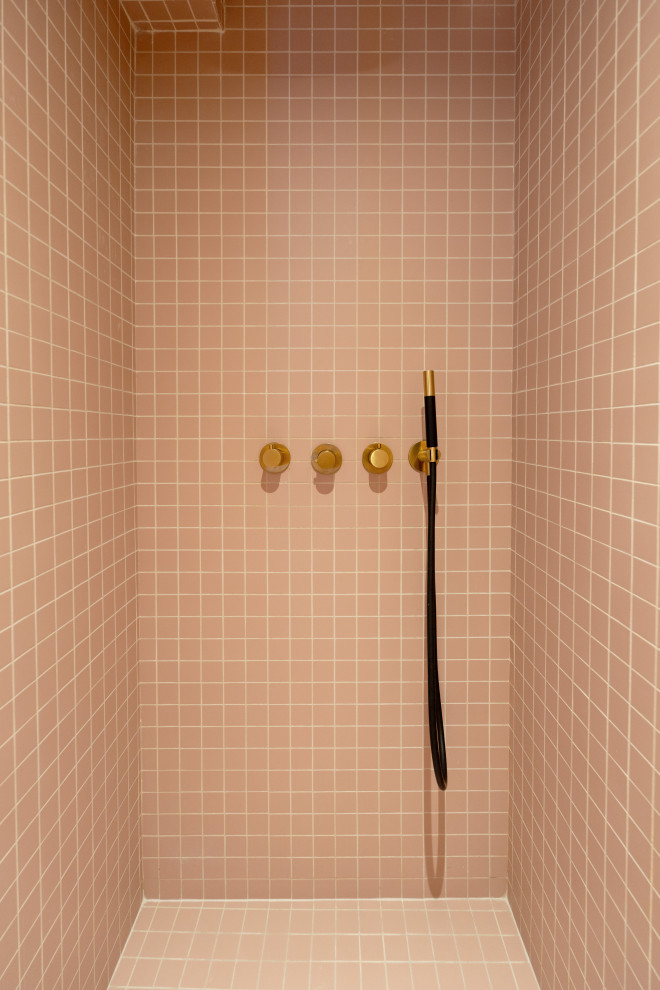 На фото: огромная главная ванная комната в стиле фьюжн с душем в нише, розовой плиткой, розовыми стенами, розовым полом и открытым душем