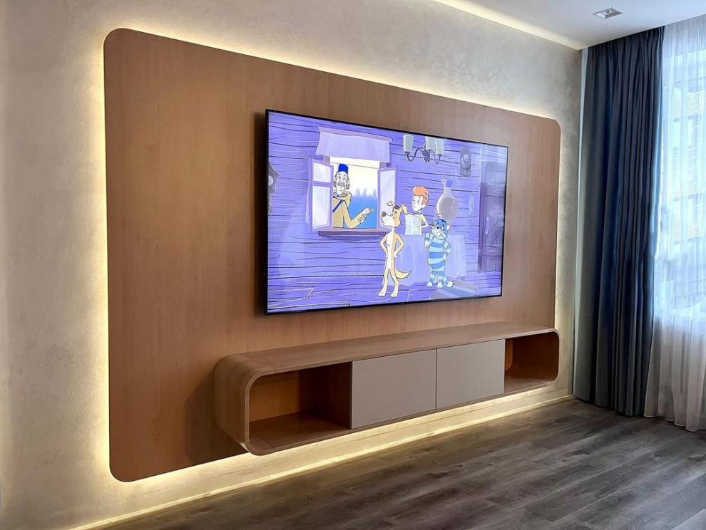 Foto på ett funkis vardagsrum, med en väggmonterad TV