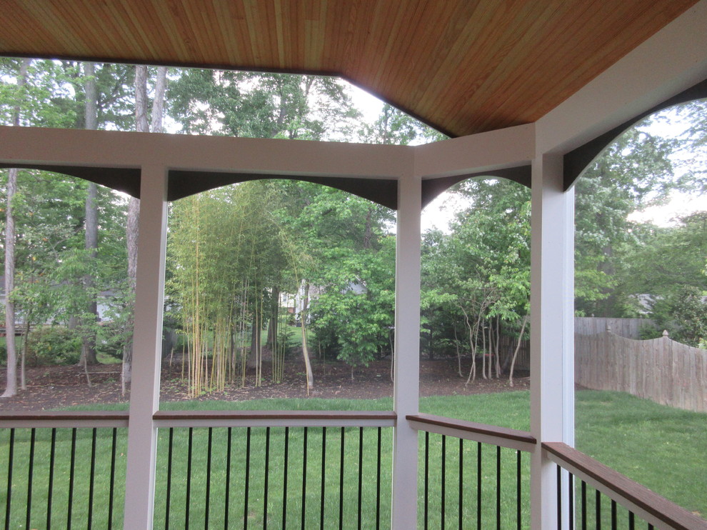 Inspiration for a traditional backyard screened-in verandah in DC Metro with decking and a roof extension.