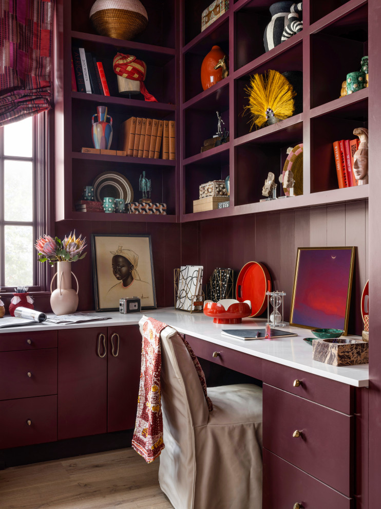 Cette photo montre un bureau éclectique avec un mur violet, un sol en bois brun, un bureau intégré et un sol marron.