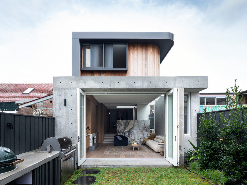 Mittelgroßes, Zweistöckiges Modernes Einfamilienhaus mit Betonfassade, schwarzer Fassadenfarbe, Flachdach, Blechdach, schwarzem Dach und Verschalung in Sydney