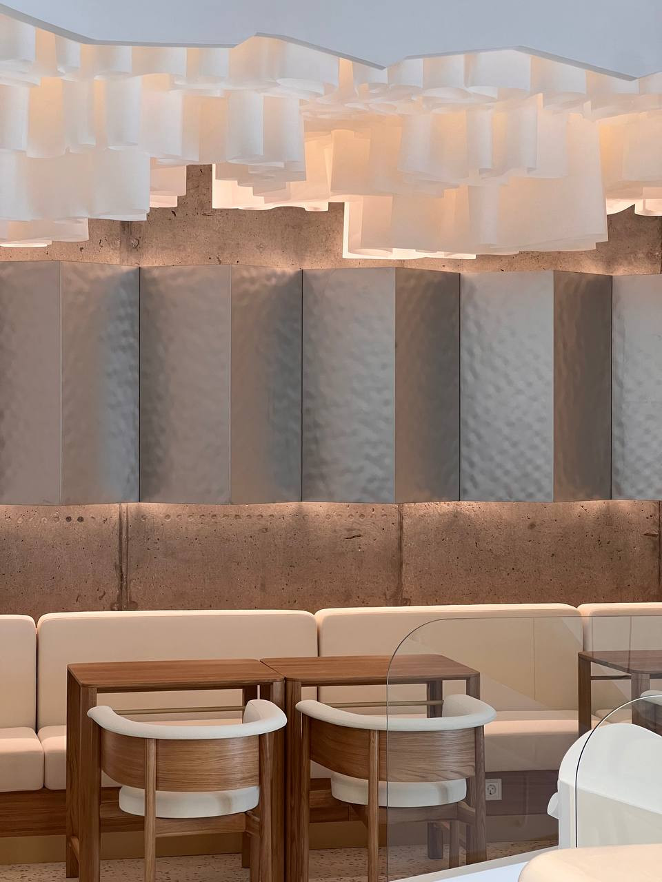 Белоснежный потолок с градиентом высот