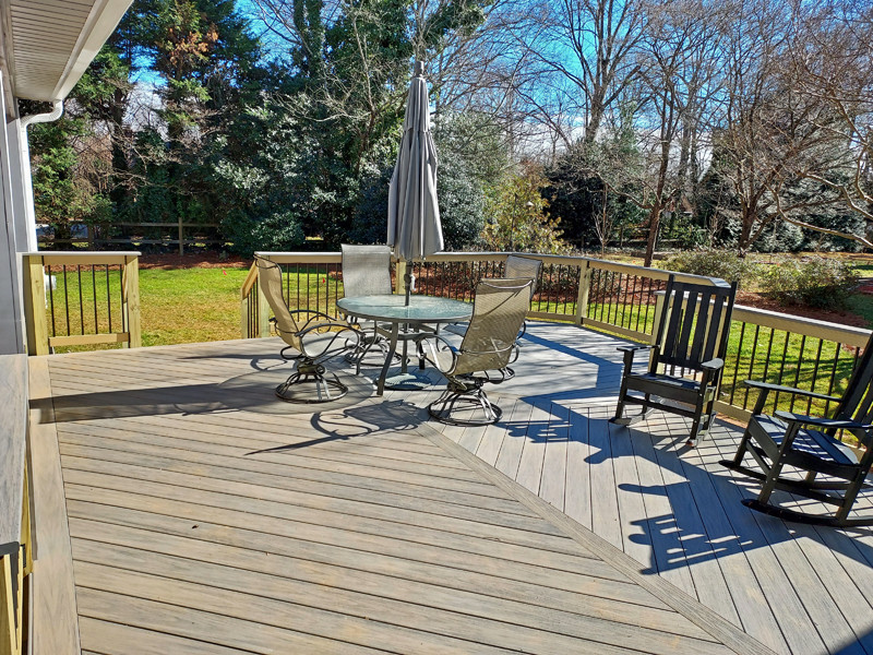 Foto de terraza planta baja contemporánea de tamaño medio en patio trasero con zócalos y barandilla de varios materiales