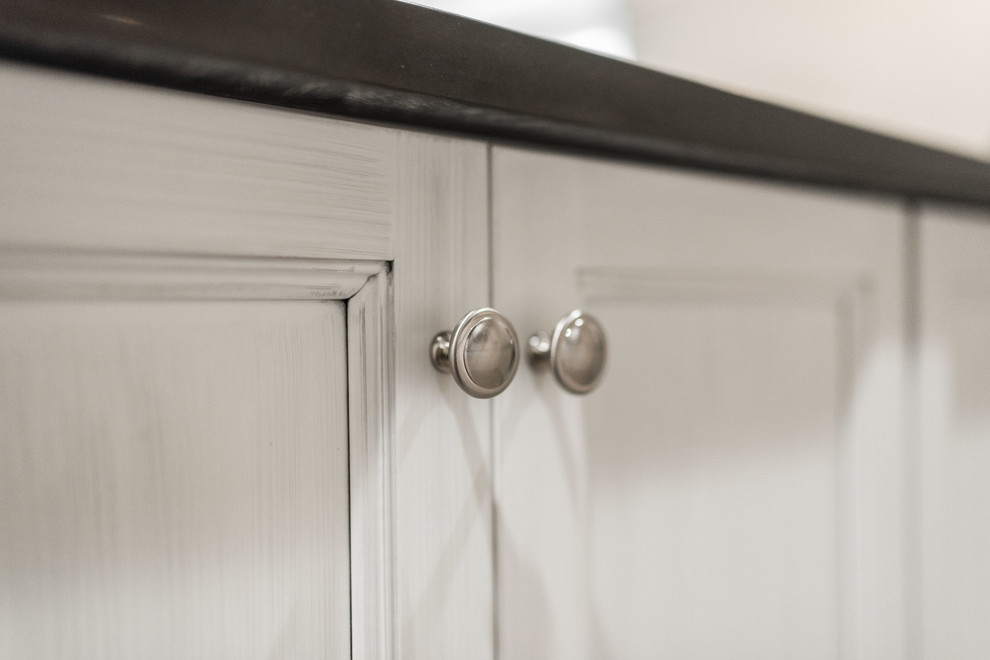 Inspiration for a transitional home design remodel in Chicago