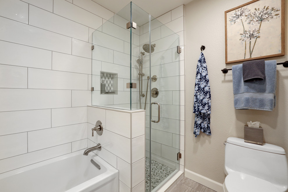 Exempel på ett modernt vit vitt badrum för barn, med blå skåp, ett badkar i en alkov, en hörndusch, vit kakel, ett undermonterad handfat och dusch med gångjärnsdörr