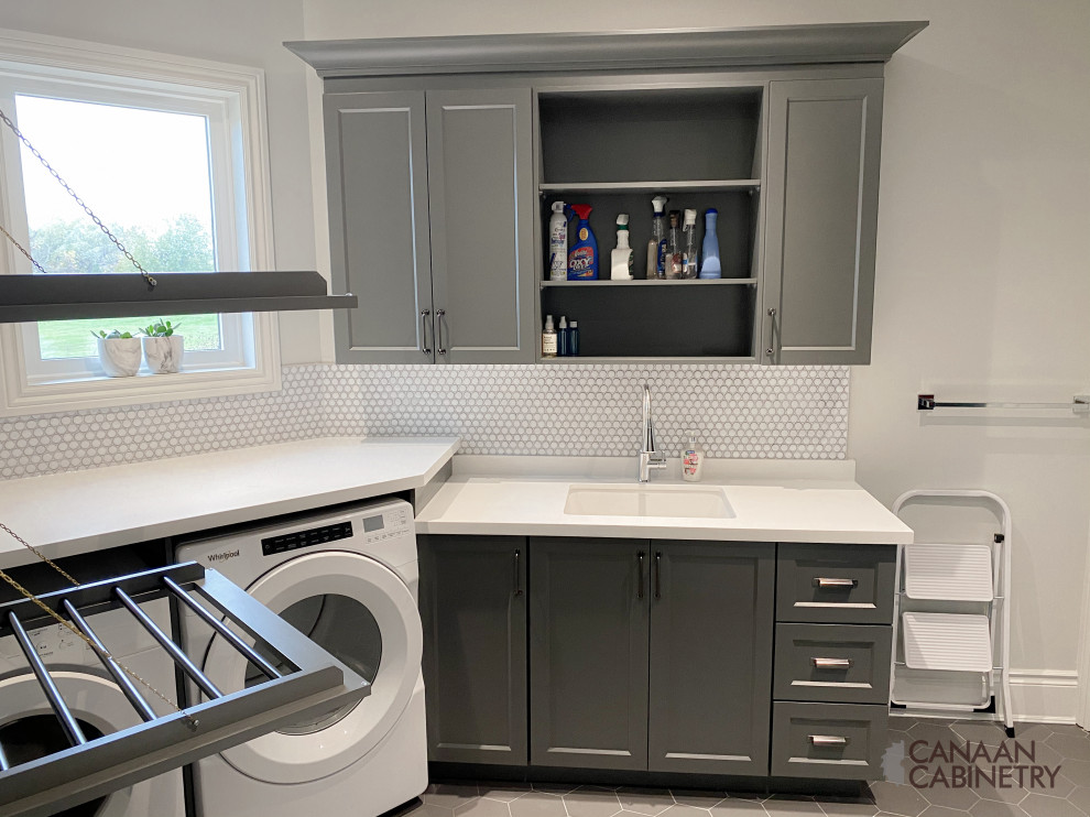 Example of a transitional home design design in Toronto