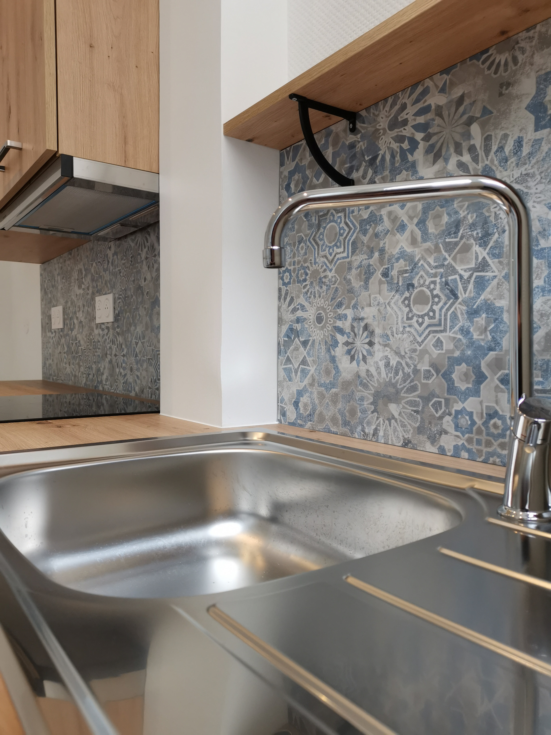 Beige et bois pour une ambiance chaleureuse.