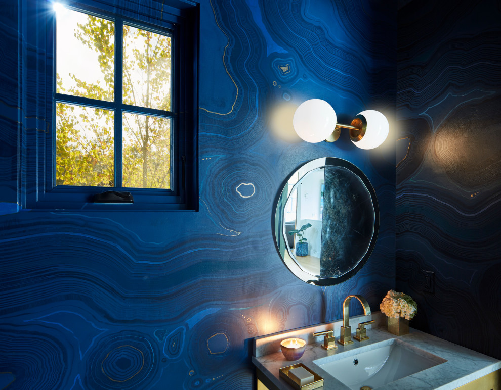 Immagine di una grande stanza da bagno con doccia minimal con WC monopezzo, pareti blu, lavabo sospeso, top in marmo, toilette, un lavabo e mobile bagno incassato