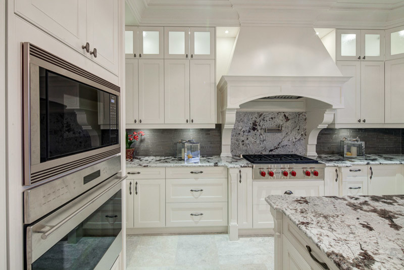 Kitchen - transitional kitchen idea in Toronto