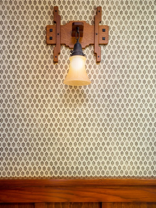 Kleiner Rustikaler Flur mit brauner Wandfarbe, Schieferboden, buntem Boden und vertäfelten Wänden in Los Angeles