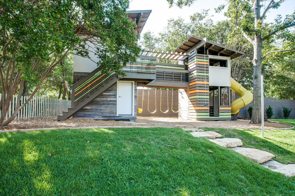 Contemporary garden in Dallas with with outdoor playset.