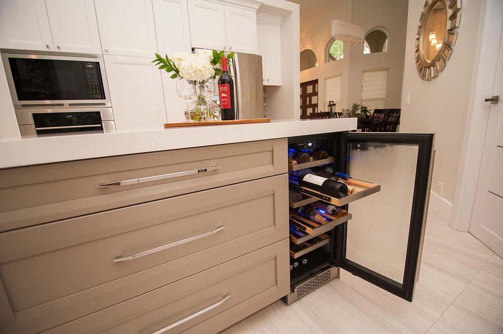Mid-sized transitional u-shaped porcelain tile and gray floor eat-in kitchen photo in Miami with an undermount sink, shaker cabinets, white cabinets, quartz countertops, gray backsplash, glass tile backsplash, stainless steel appliances, an island and white countertops