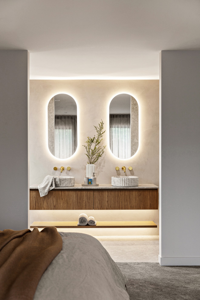 Immagine di una grande stanza da bagno padronale mediterranea con doccia aperta, pavimento in travertino, top in marmo, doccia aperta, top grigio, due lavabi e mobile bagno sospeso