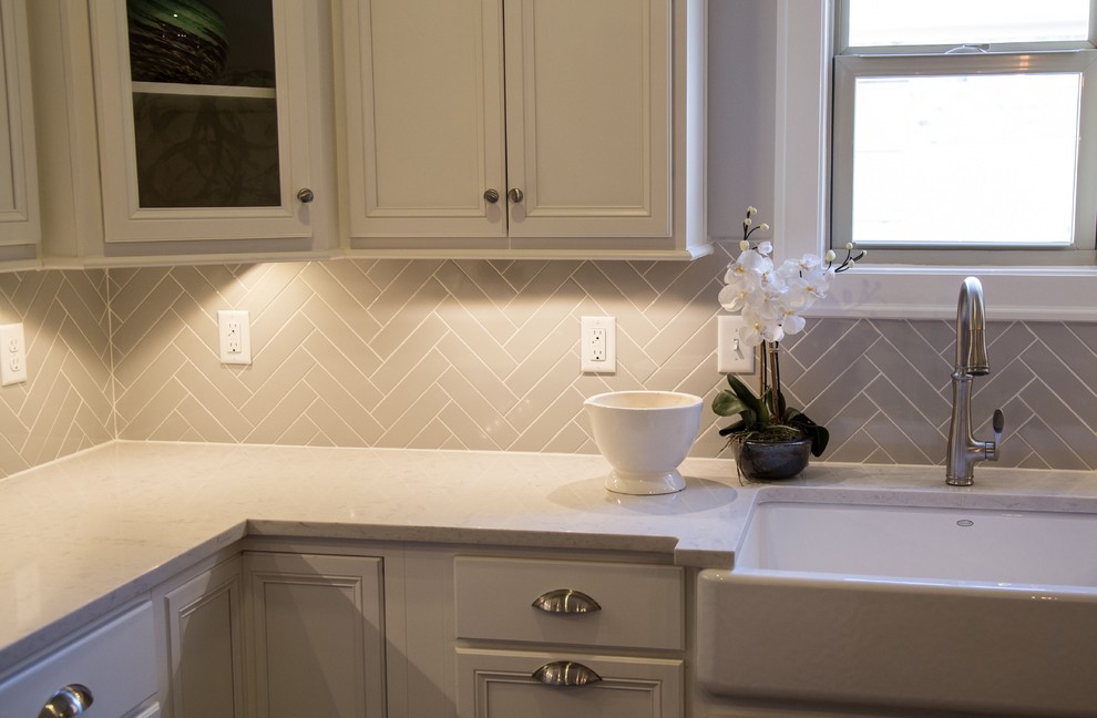 Kitchen - transitional kitchen idea in Birmingham