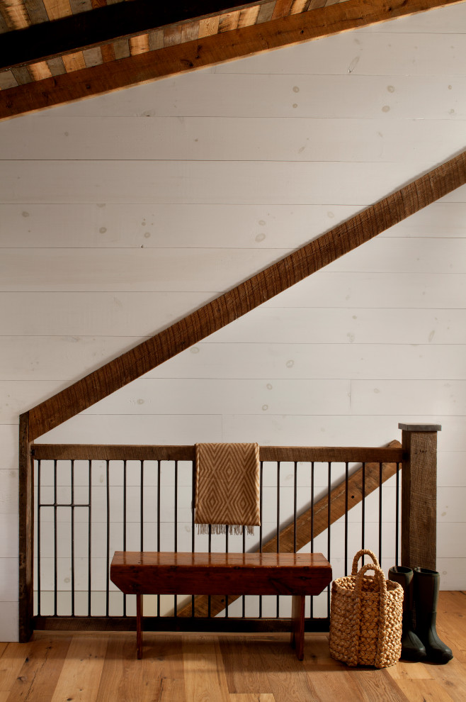 Свежая идея для дизайна: прямая лестница в стиле рустика с перилами из смешанных материалов и деревянными стенами - отличное фото интерьера