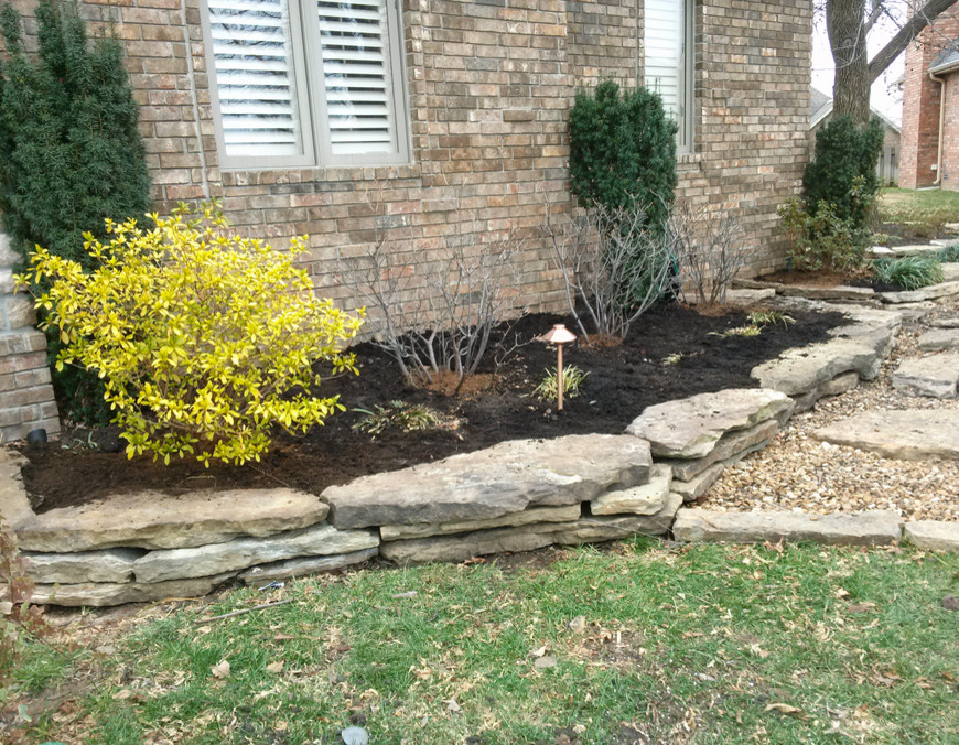 Design ideas for a mid-sized transitional full sun side yard landscaping for spring.