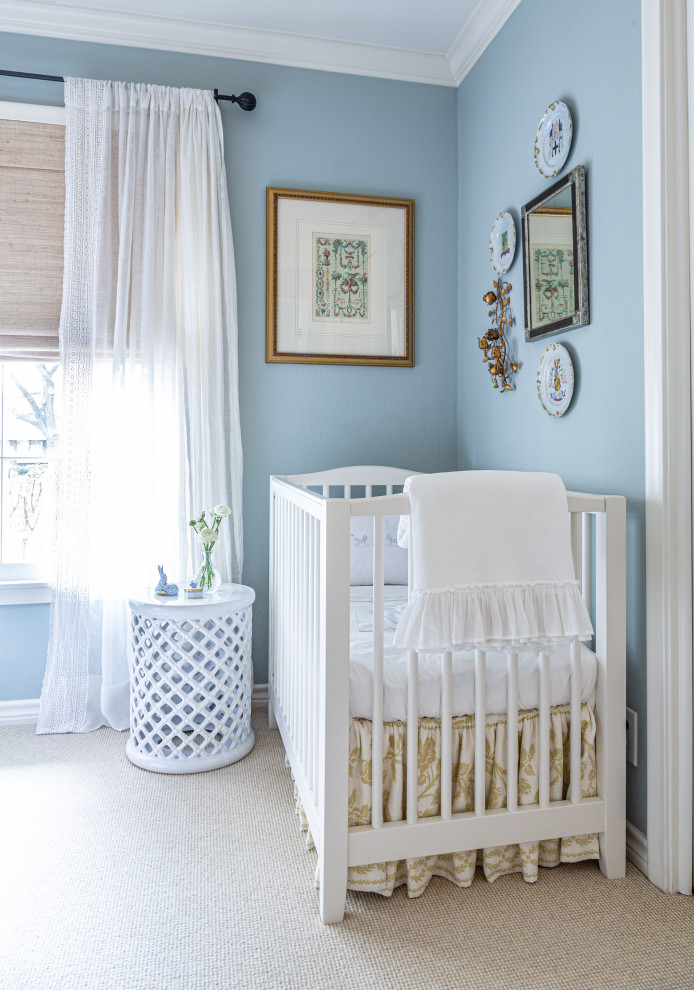 Immagine di una cameretta per neonato classica di medie dimensioni con pareti blu, moquette, pavimento grigio e soffitto in carta da parati