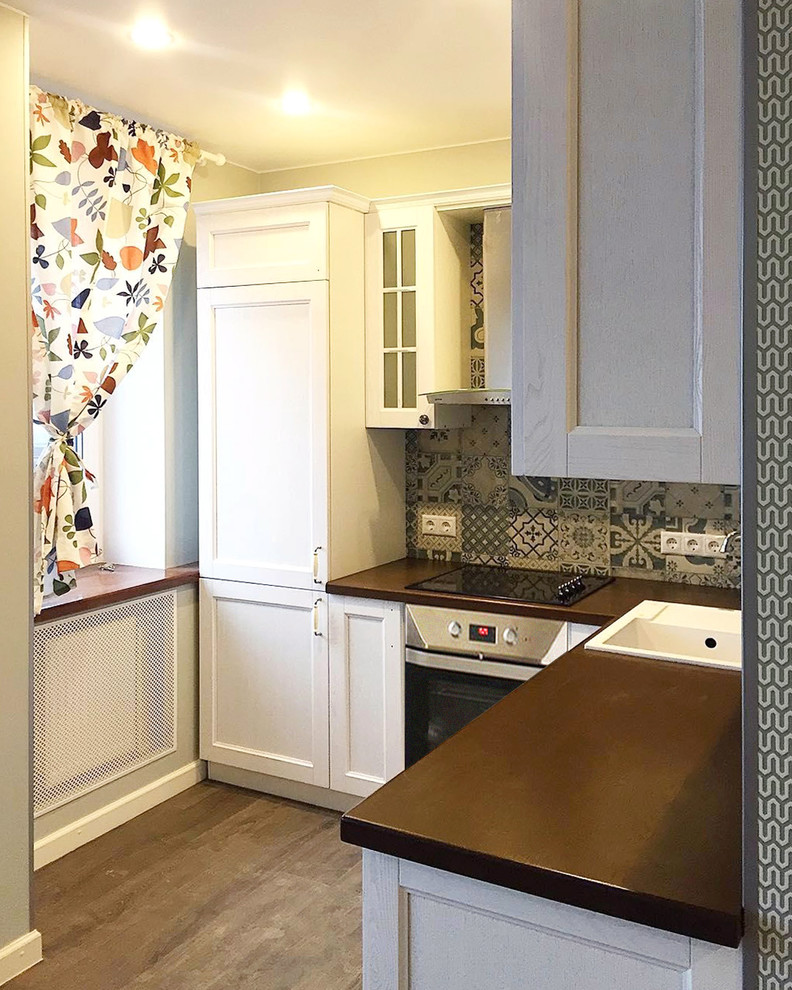 Кухня с плиткой в стиле пэчворк