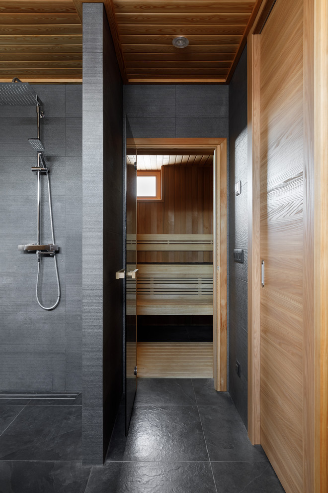 Стильный дизайн: ванная комната среднего размера в скандинавском стиле с открытым душем, серой плиткой, керамогранитной плиткой, серыми стенами, полом из керамогранита, черным полом и душевой кабиной - последний тренд