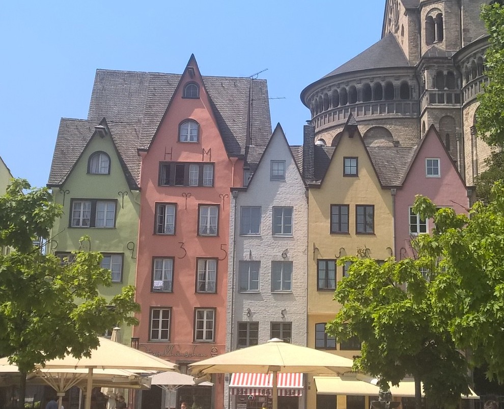Mittelgroßes, Dreistöckiges Haus mit Putzfassade und gelber Fassadenfarbe in Köln
