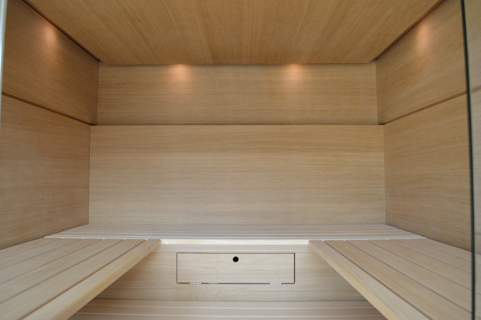 Immagine di un'ampia sauna design con pareti beige, pavimento in legno massello medio, pavimento marrone, soffitto in legno e pareti in legno