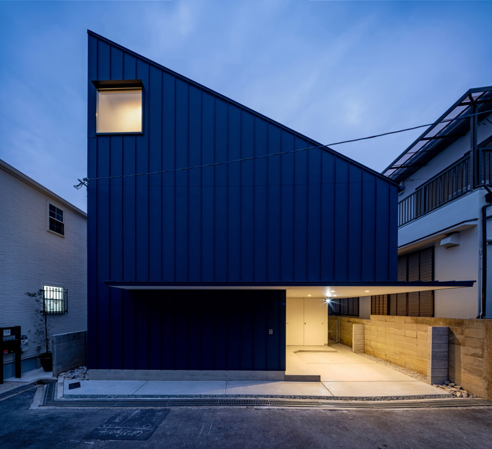 Modelo de fachada de casa azul y azul minimalista pequeña de tres plantas con revestimiento de metal, tejado de un solo tendido, tejado de metal y panel y listón