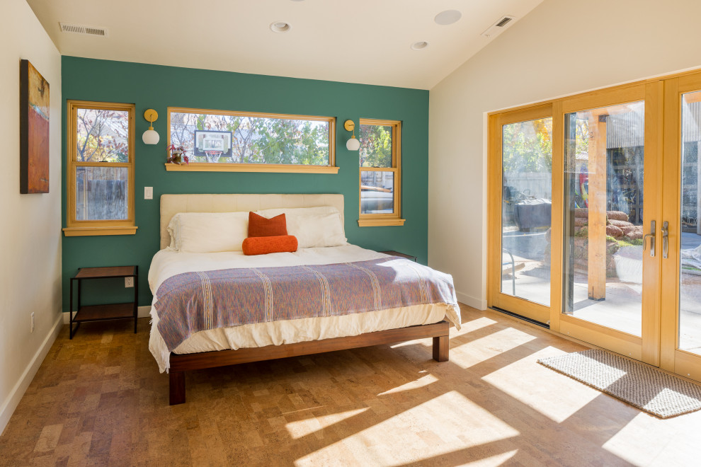 Пример оригинального дизайна: хозяйская спальня среднего размера с зелеными стенами, пробковым полом и сводчатым потолком