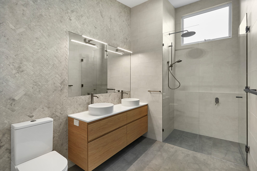 Ispirazione per una stanza da bagno con doccia design con due lavabi e mobile bagno sospeso