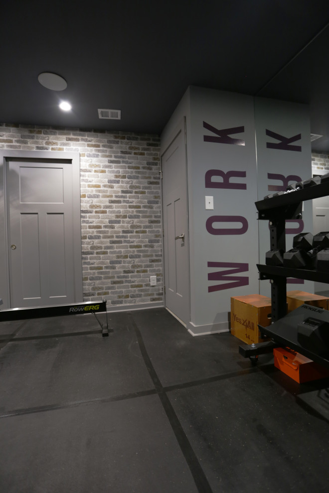 Multifunktionaler, Kleiner Moderner Fitnessraum mit grauer Wandfarbe und schwarzem Boden in Washington, D.C.