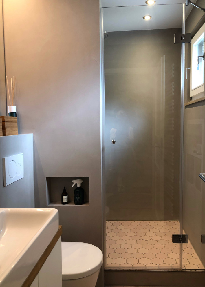 Exempel på ett litet modernt vit vitt badrum med dusch, med släta luckor, vita skåp, en öppen dusch, en vägghängd toalettstol, beige väggar, mosaikgolv, ett fristående handfat, rosa golv och med dusch som är öppen