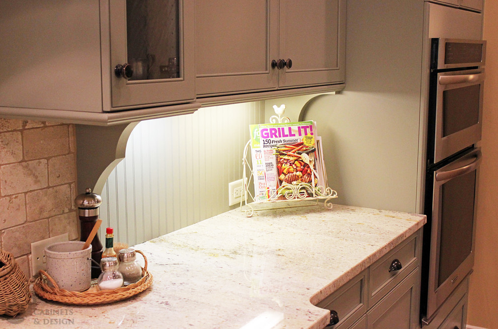 Transitional kitchen photo in Charlotte