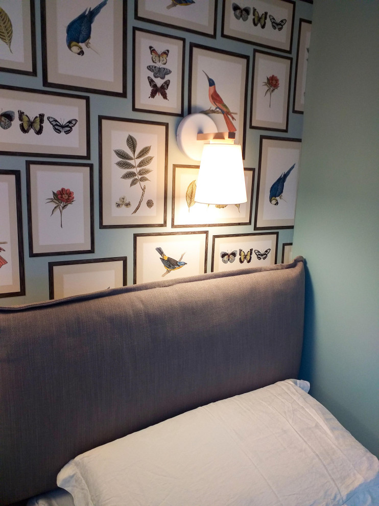 Esempio di una piccola camera da letto bohémian con pareti verdi, pavimento in legno verniciato, pavimento grigio e angolo studio