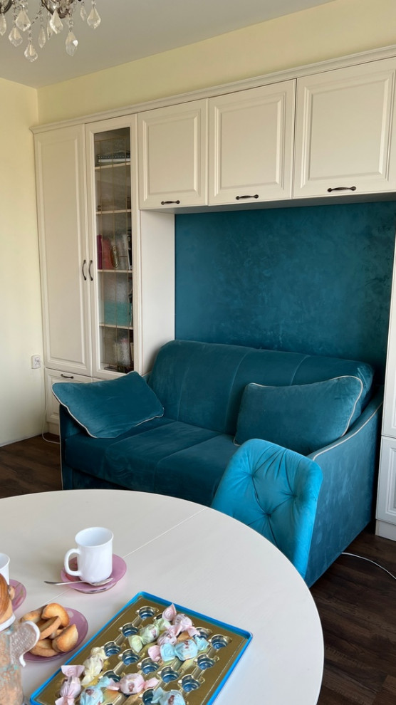 Дизайн кухни-гостиной с бирюзовыми акцентами