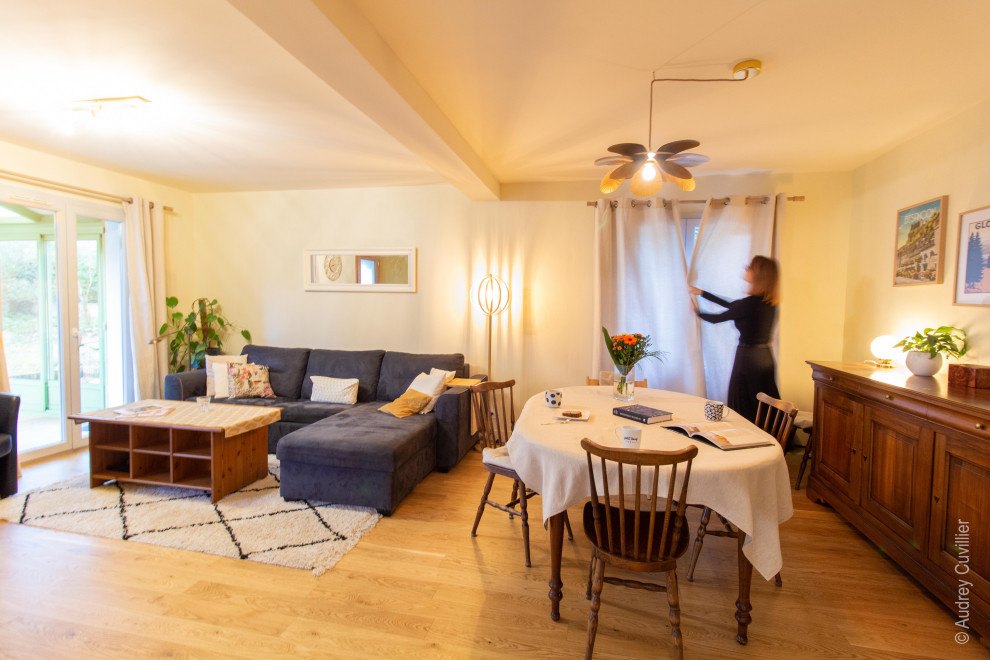 Idées déco pour une salle de séjour méditerranéenne de taille moyenne et ouverte avec un mur beige et parquet clair.