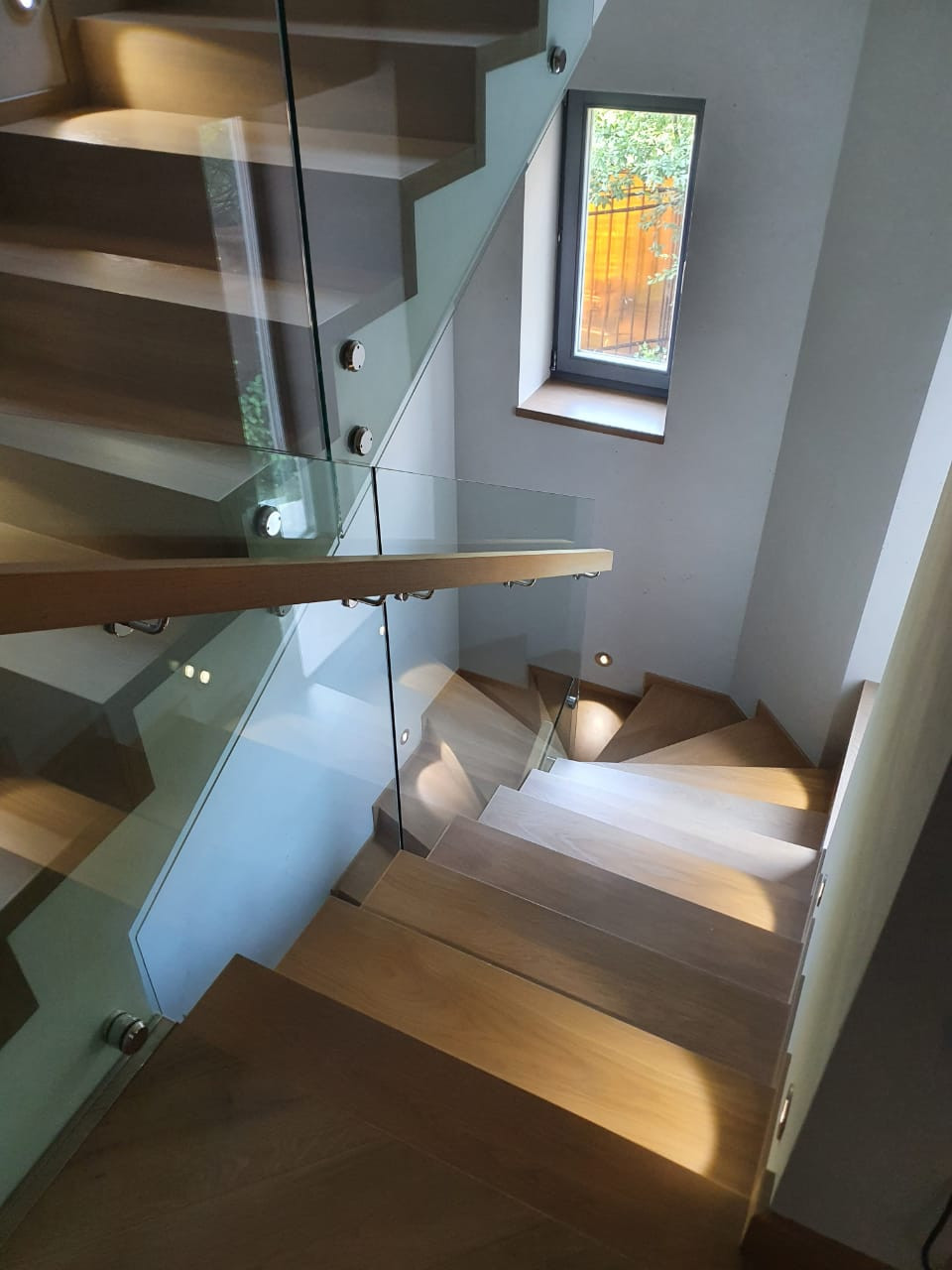 Дубовая лестница без свеса