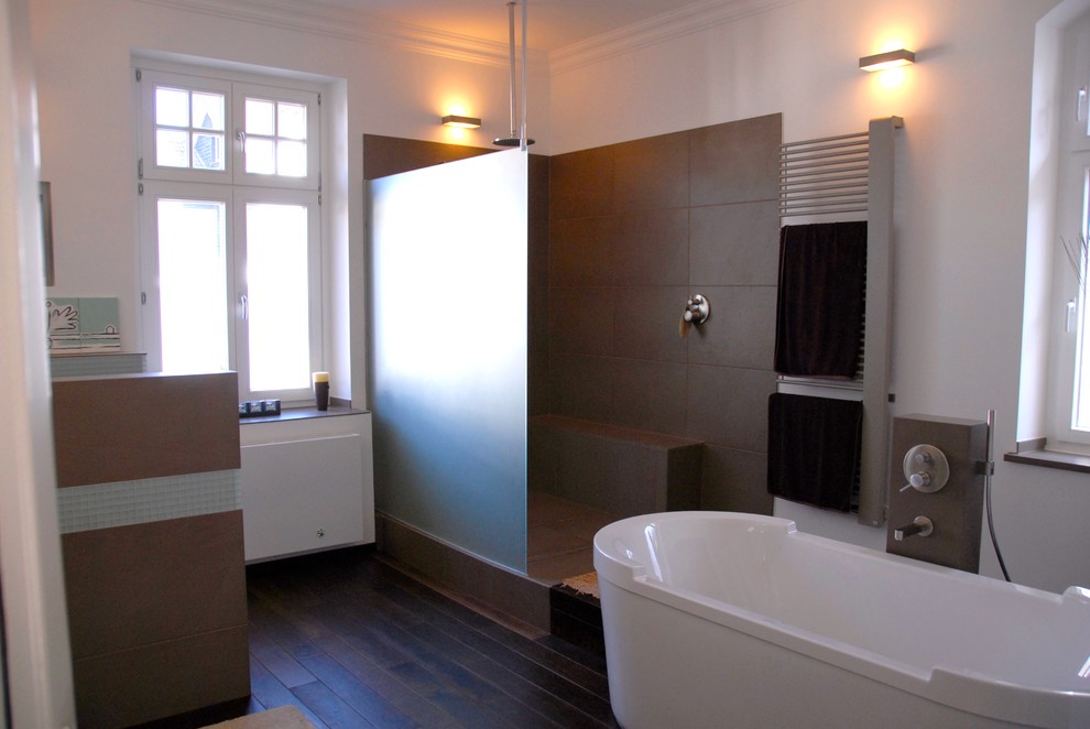 Esempio di una grande stanza da bagno padronale design con vasca freestanding, doccia aperta, WC a due pezzi, piastrelle marroni, pareti bianche e lavabo a bacinella