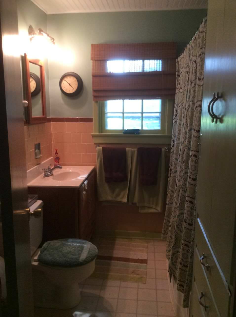 Cheryl's Hall Bath