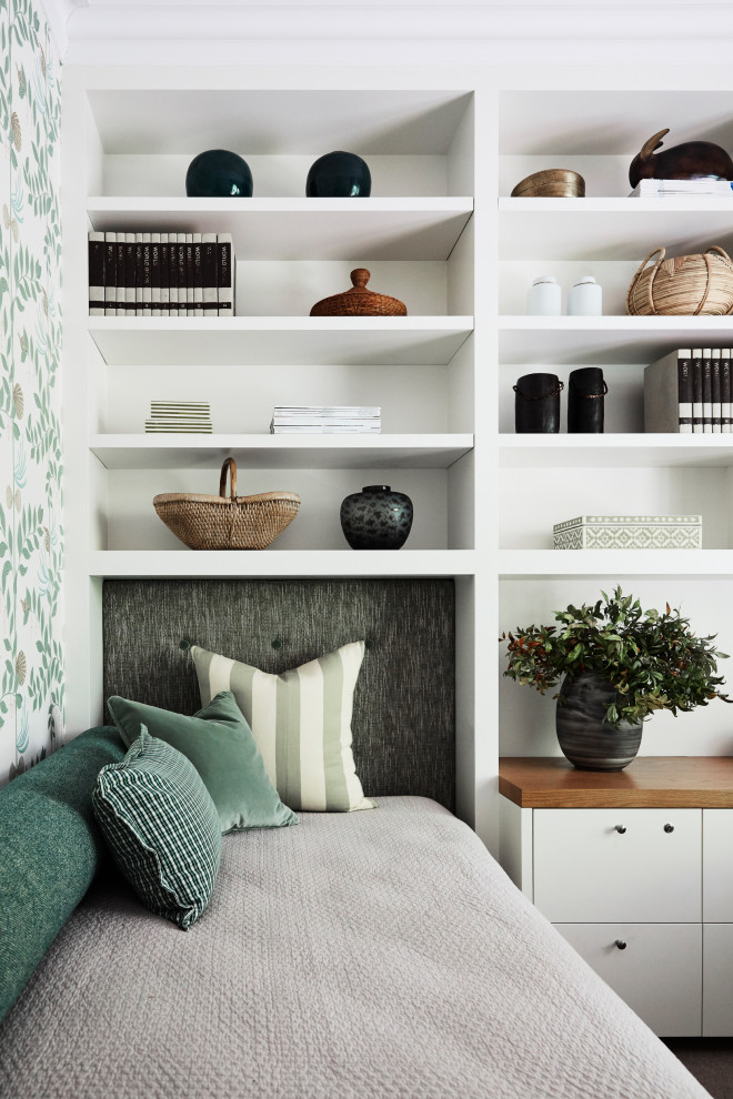 Kleines Landhaus Lesezimmer mit weißer Wandfarbe, Einbau-Schreibtisch und Tapetenwänden in Sydney