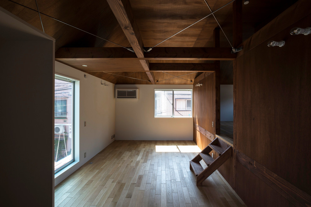 Inspiration for a mid-sized scandinavian open concept living room in Tokyo with brown walls, medium hardwood floors and beige floor.