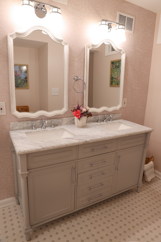 Cette photo montre une salle de bain chic de taille moyenne pour enfant avec un placard en trompe-l'oeil, des portes de placard grises, une baignoire posée, un combiné douche/baignoire, WC séparés, un mur rose, un sol en carrelage de céramique, un lavabo encastré, un sol blanc, une cabine de douche avec un rideau, un plan de toilette gris, meuble double vasque, meuble-lavabo sur pied et du papier peint.