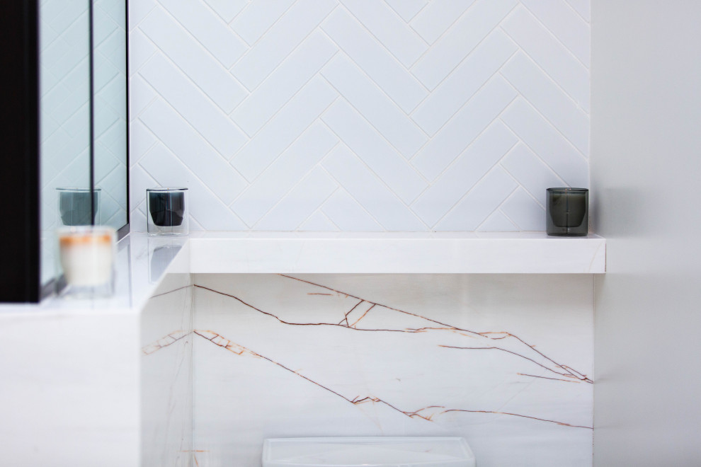 Idéer för ett stort vit en-suite badrum, med skåp i mörkt trä, en kantlös dusch, vit kakel, vita väggar, terrazzogolv, ett integrerad handfat, marmorbänkskiva och flerfärgat golv