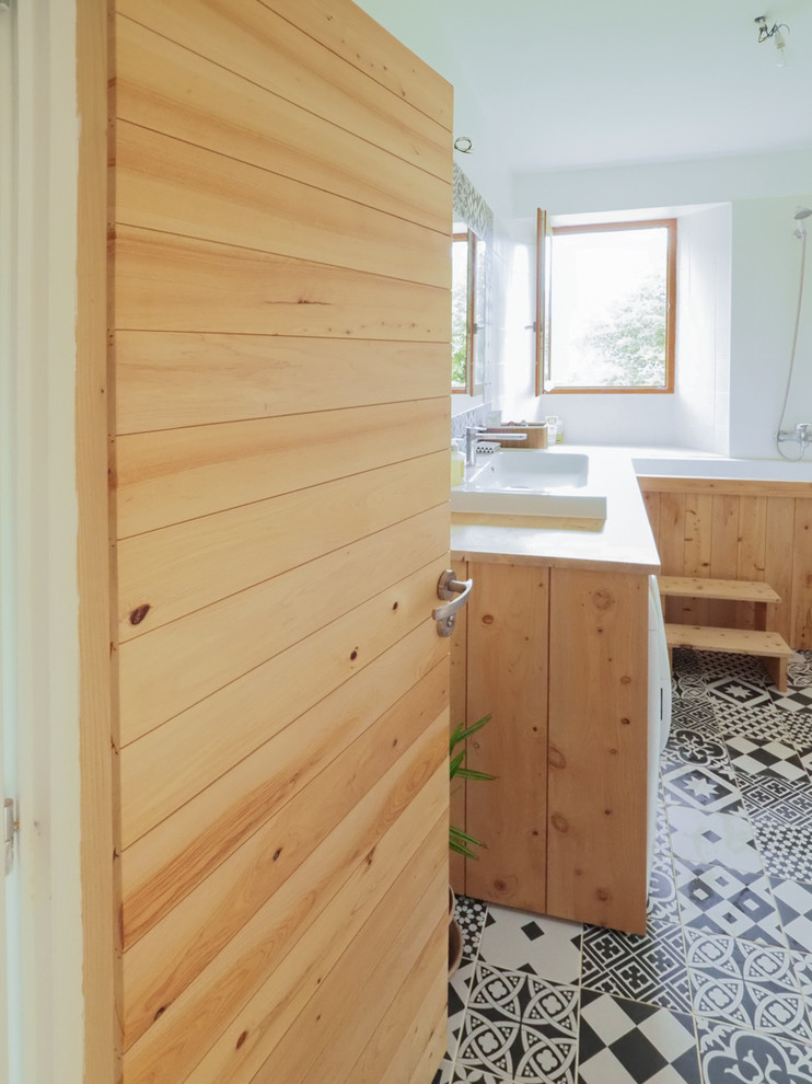 Inspiration pour une salle de bain principale nordique de taille moyenne avec un placard sans porte et carreaux de ciment au sol.