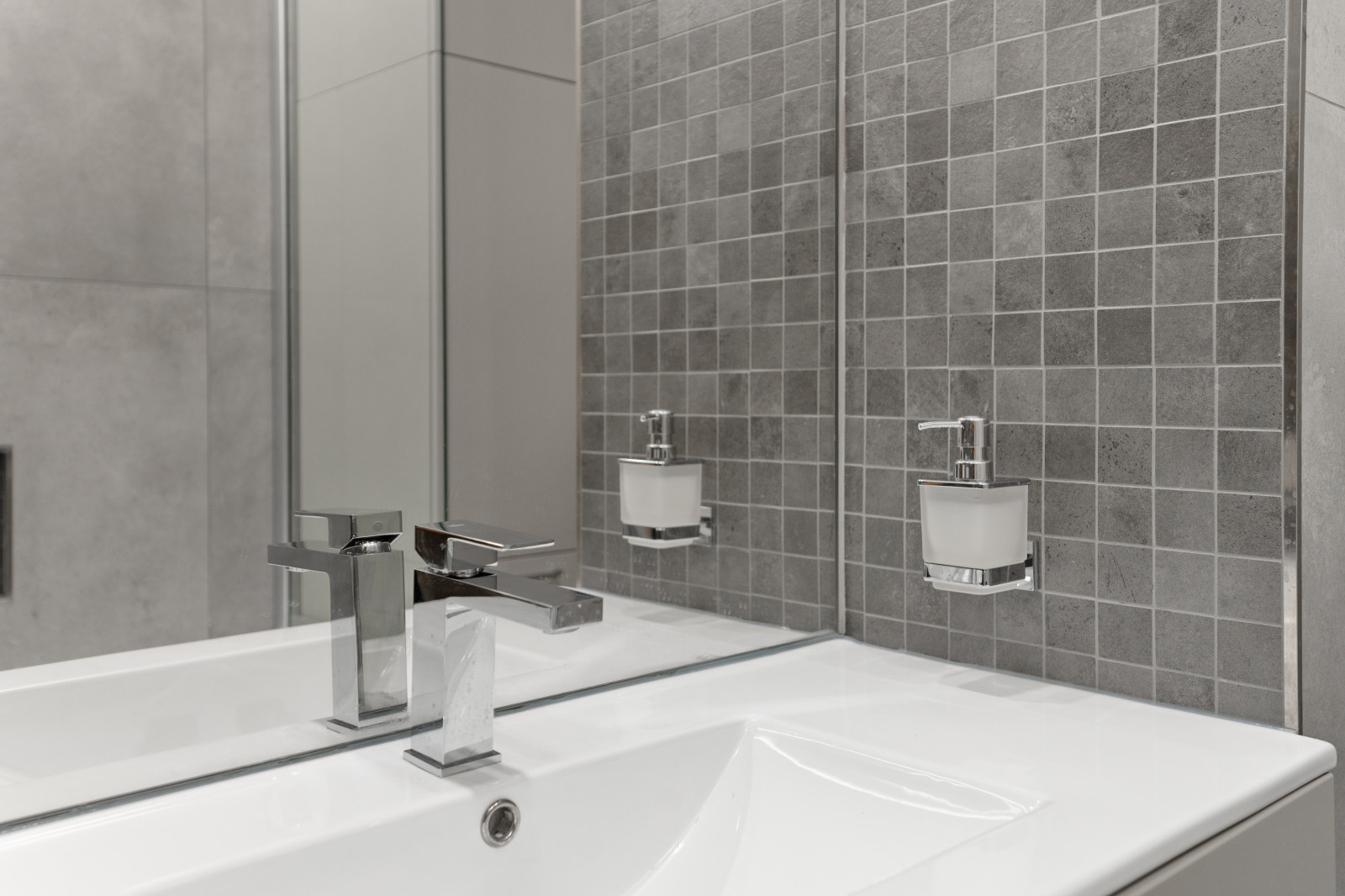 "Смокинг". Квартира на наб. Т. Шевченко