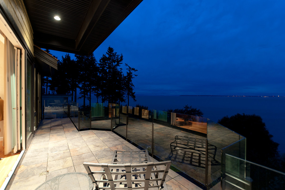 Inspiration for a mid-sized contemporary balcony in Vancouver with a roof extension.
