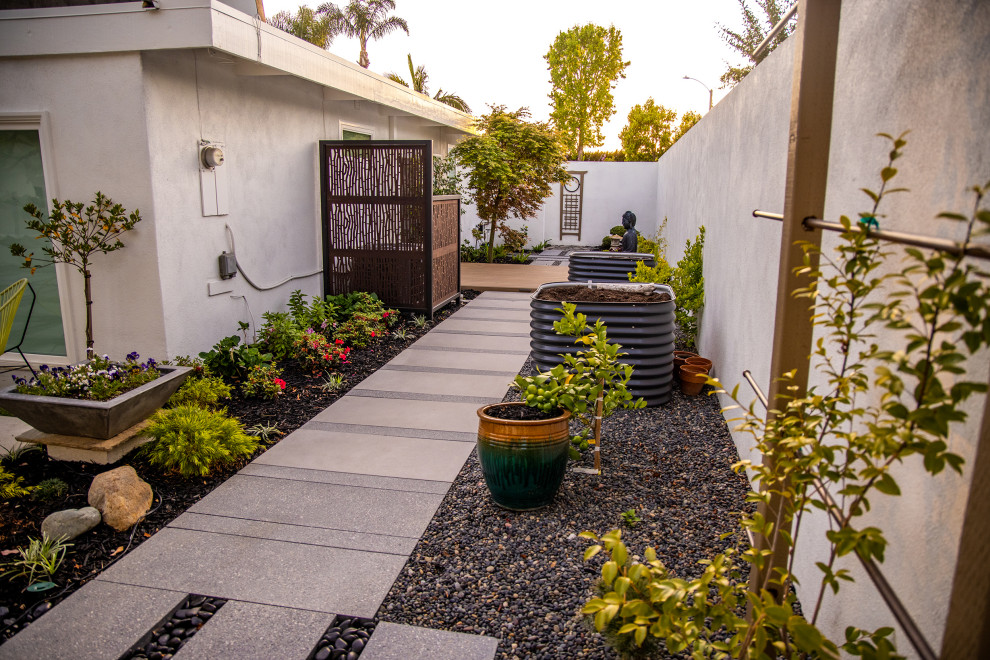 This is an example of an eclectic garden in Orange County.