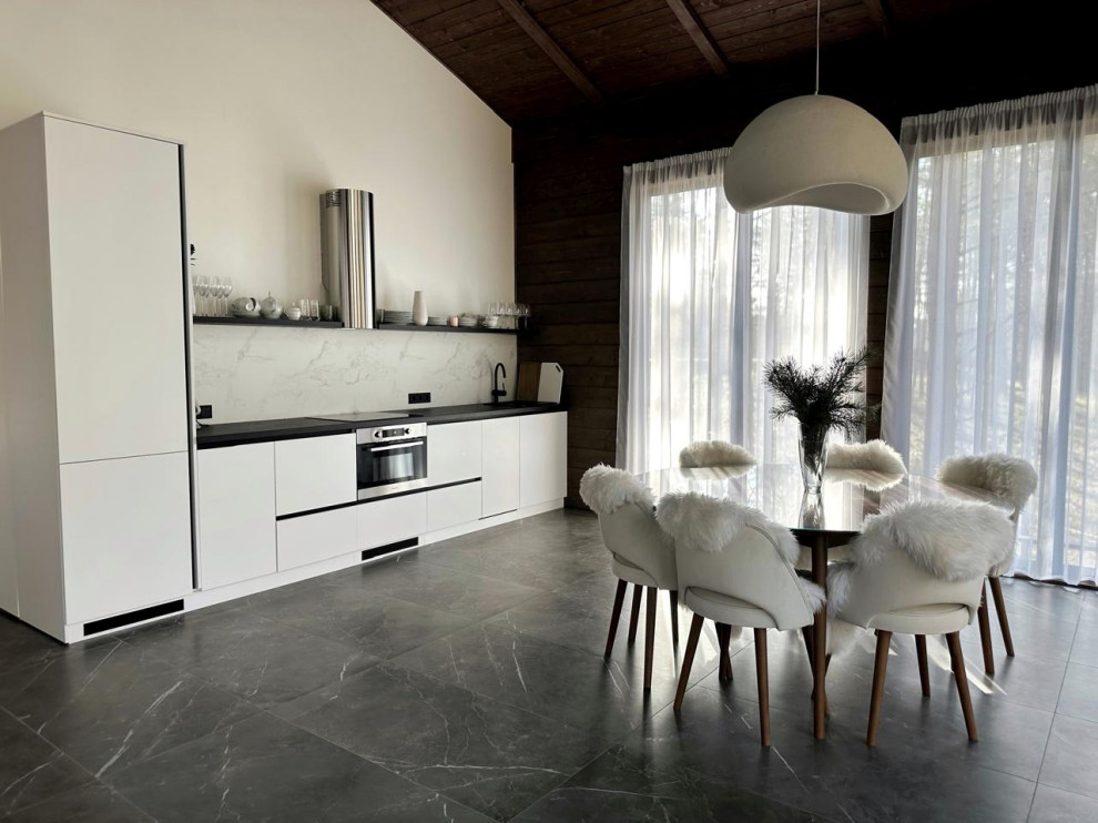 Каркасный дом в сосновом лесу