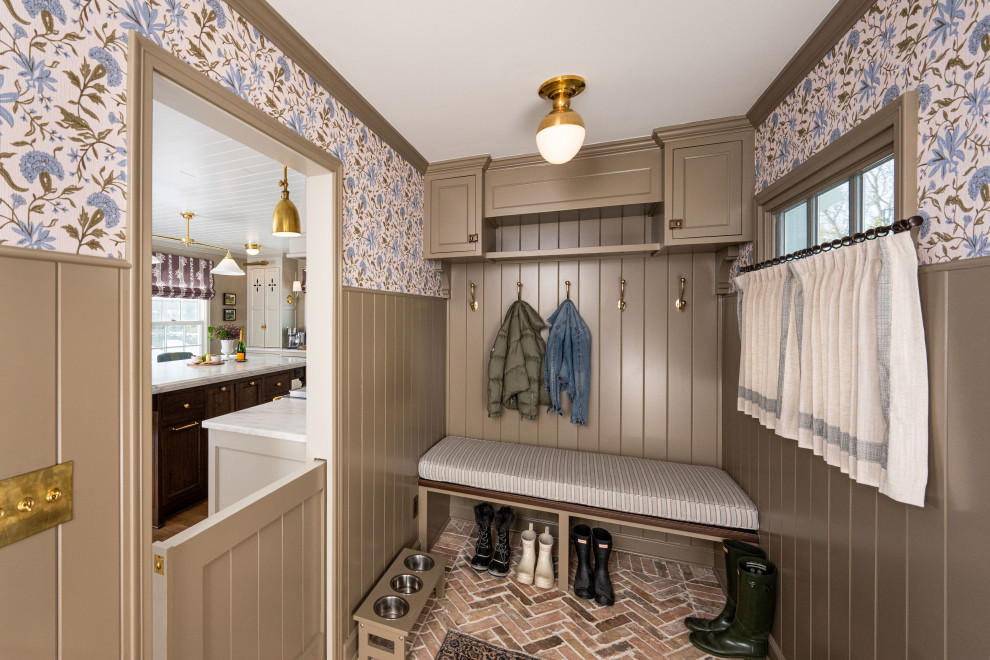 Example of a classic entryway design in Milwaukee